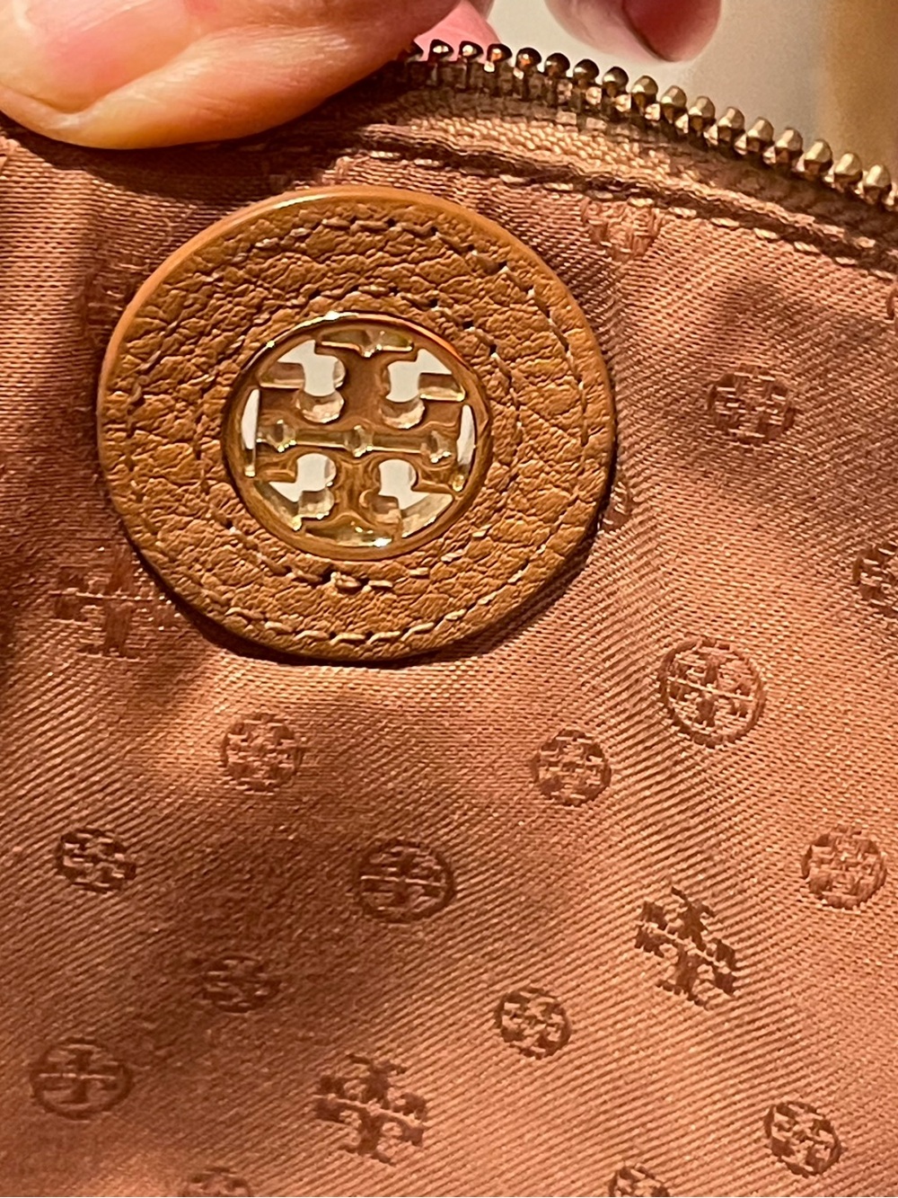 Tory Burch Caramel Brown Pebbled Leather Crossbody Gold Tone Logo Zip Top 9 x 6 - Picture 5 of 8